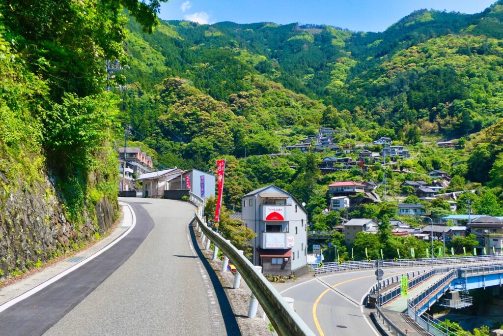 県道363号を少し登ったところ
